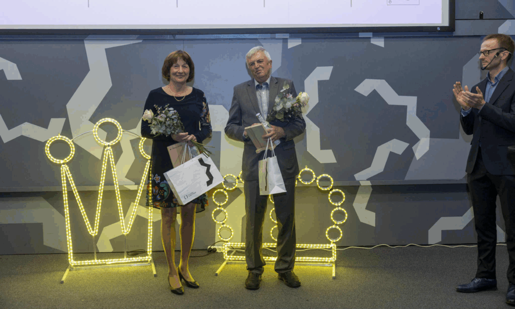 96A9B755-B2FF-4F0E-80C0-57B02FD9545F